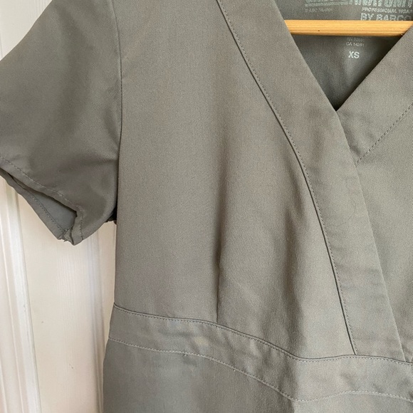Greys Anatomy Scrub Top - Picture 4 of 5